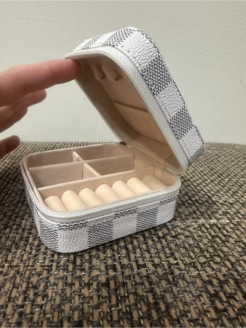 White Checkered Travel Jewelry Case - Picture 6 of 7